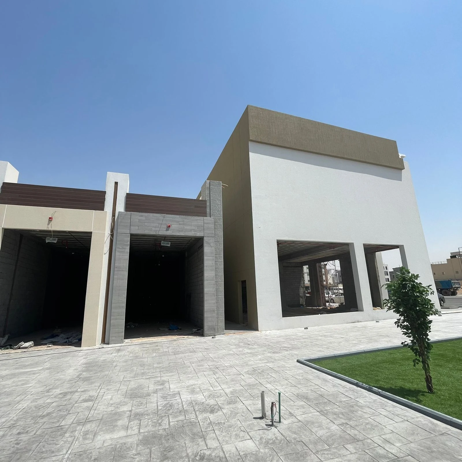 مبنى تجاري بتشطيب بروفايل مع قرميد وحجر - الرياض