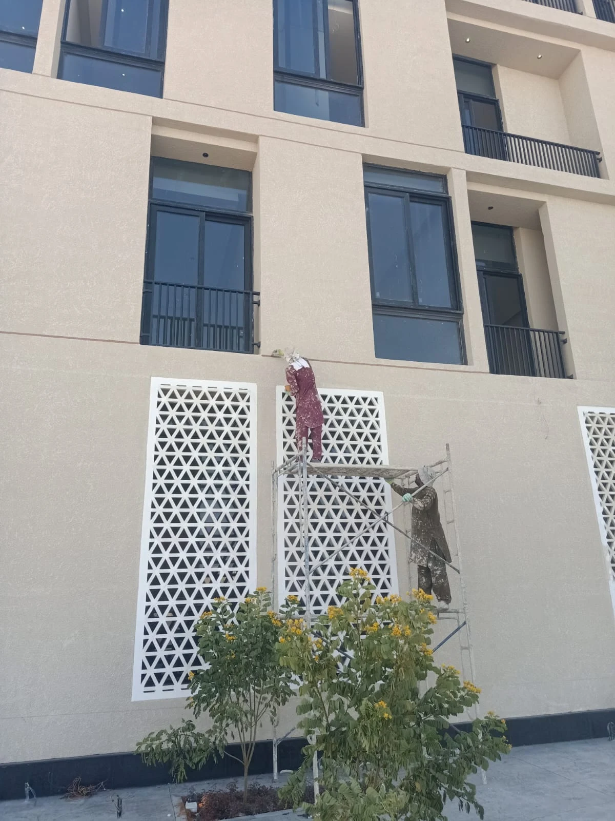 تكسية عمارة سكنية فندقية مع فواصل سي إن سي - حي النرجس